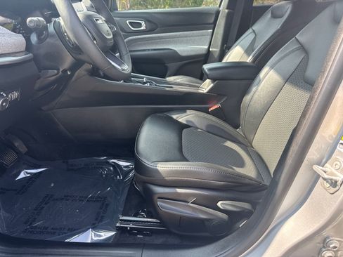 Used 2025 Jeep Compass Latitude image 9