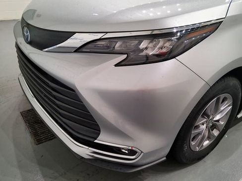 Used 2024 Toyota Sienna XLE FWD image 8