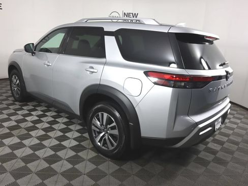 Used 2022 Nissan Pathfinder SL AWD/4WD image 8