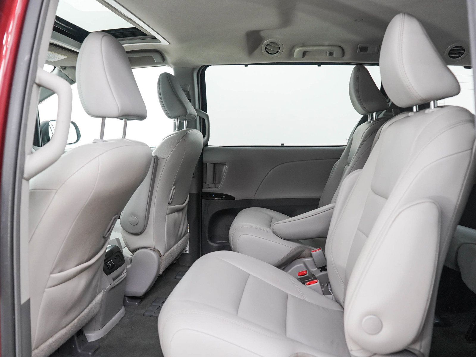 Used 2019 Toyota Sienna XLE FWD image 16