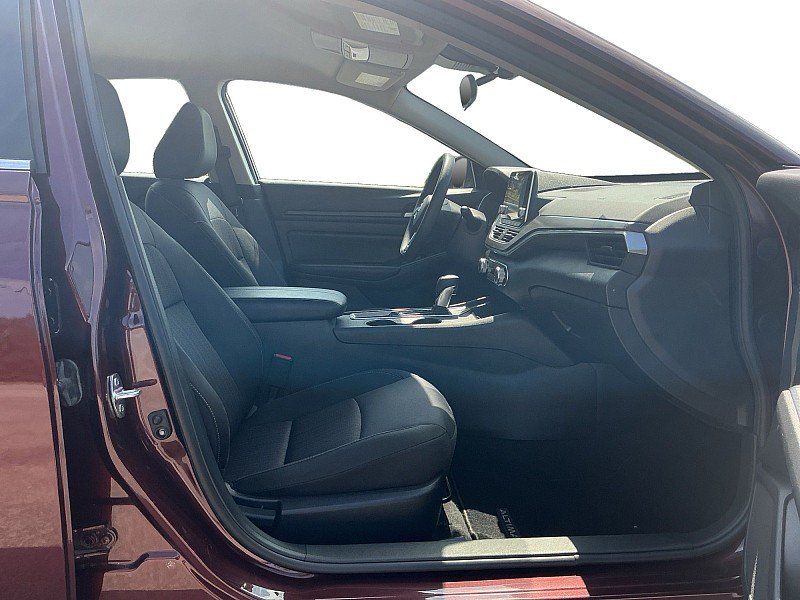 Used 2025 Nissan Altima 2.5 SV FWD image 11