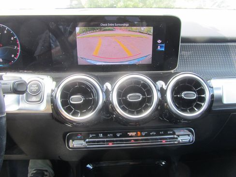 Used 2020 Mercedes-Benz GLB 250 4MATIC w/ Premium Package image 15