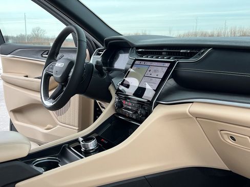 Used 2024 Jeep Grand Cherokee Limited w/ Luxury Tech Group II image 29