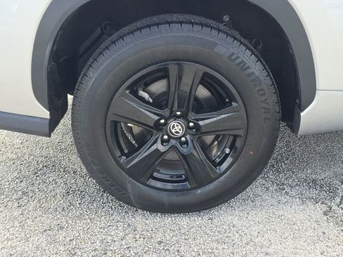 Used 2023 Toyota Highlander LE image 11