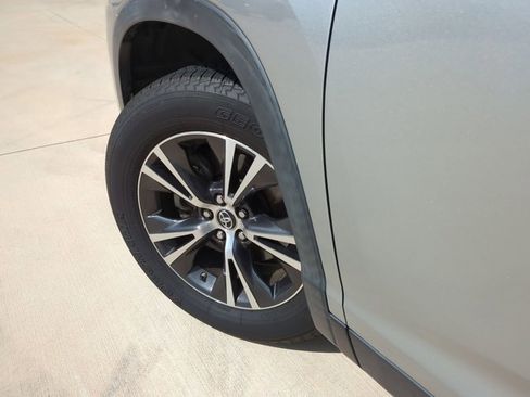 Used 2019 Toyota Highlander LE FWD image 10