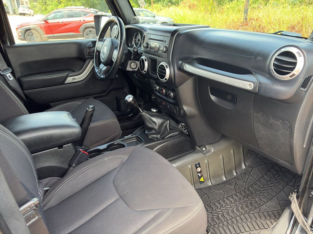 Used 2013 Jeep Wrangler Rubicon AWD/4WD image 9