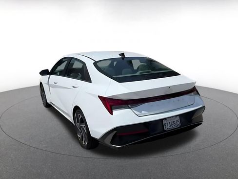 Used 2025 Hyundai Elantra SEL FWD image 12