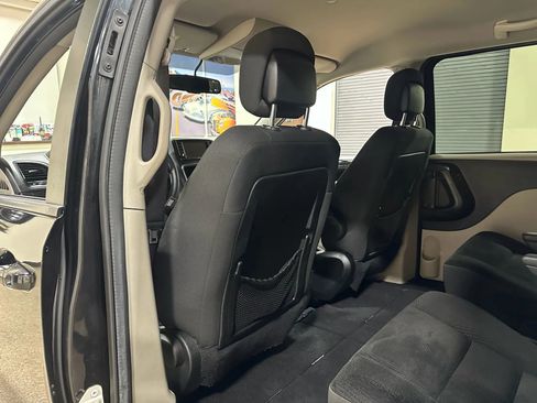 Used 2018 Dodge Grand Caravan SE w/ UConnect Hands-Free Group image 20