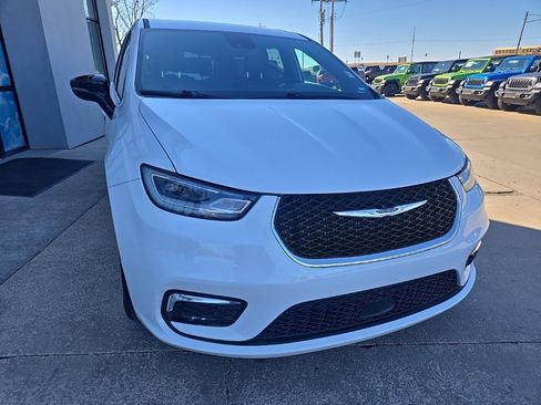 Used 2025 Chrysler Pacifica Select image 14