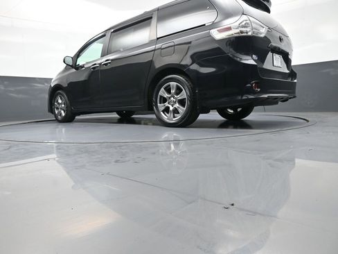 Certified 2019 Toyota Sienna SE w/ SE Preferred Package AWD/4WD image 35