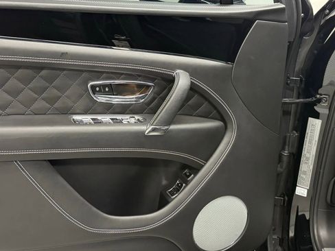 Used 2018 Bentley Bentayga Black Edition image 36