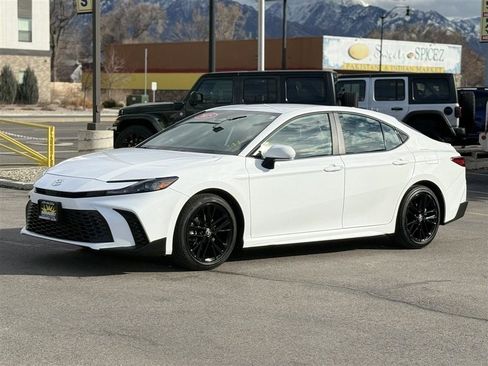 Used 2025 Toyota Camry SE image 3