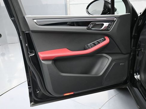Certified 2025 Porsche Macan image 15