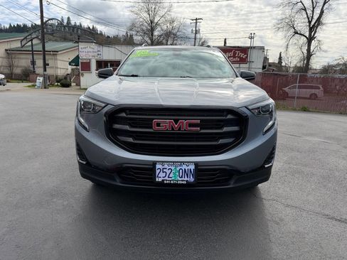 Used 2020 GMC Terrain SLE w/ Driver Convenience Package image 3