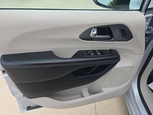 Used 2023 Chrysler Pacifica Touring-L FWD image 19