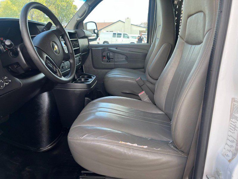 Used 2015 Chevrolet Express 2500 RWD image 4