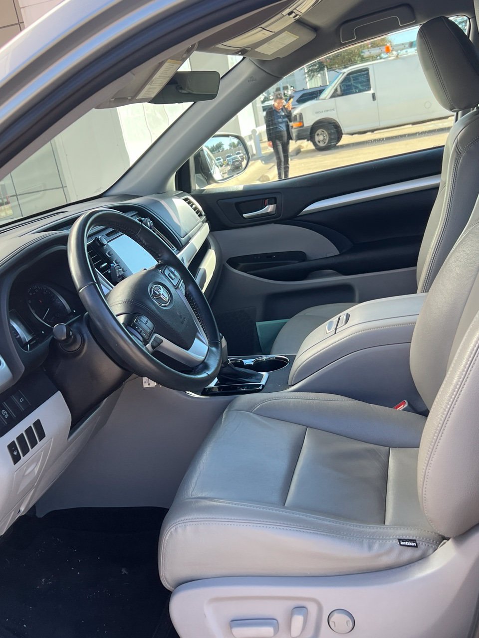 Used 2019 Toyota Highlander Plus FWD image 5
