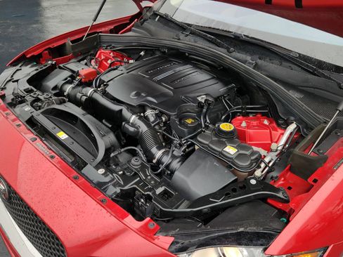 Used 2017 Jaguar F-PACE Premium image 20