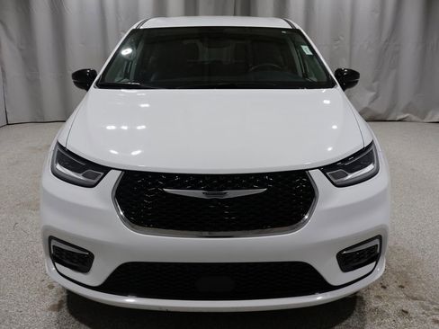 Certified 2024 Chrysler Pacifica Touring-L image 9