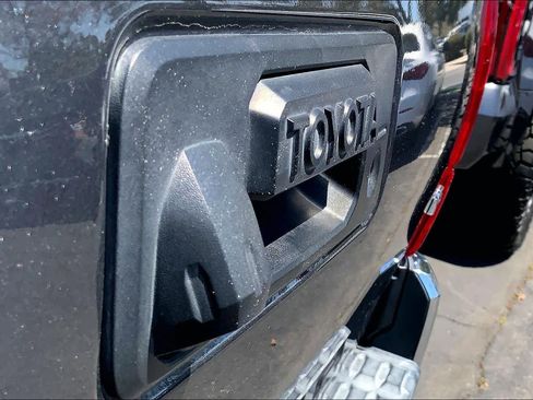 Used 2018 Toyota Tacoma TRD Off-Road AWD/4WD image 29