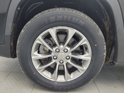 Used 2019 Jeep Cherokee Latitude Plus w/ Cold Weather Group AWD/4WD image 31