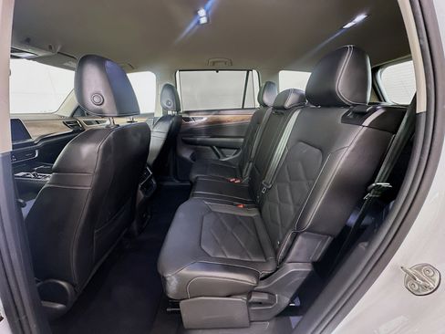 Used 2025 Volkswagen Atlas SE image 27