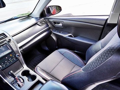 Used 2015 Toyota Camry SE FWD image 21