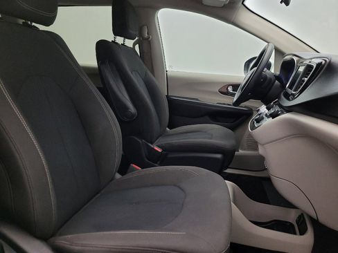 Used 2020 Chrysler Voyager L FWD image 21