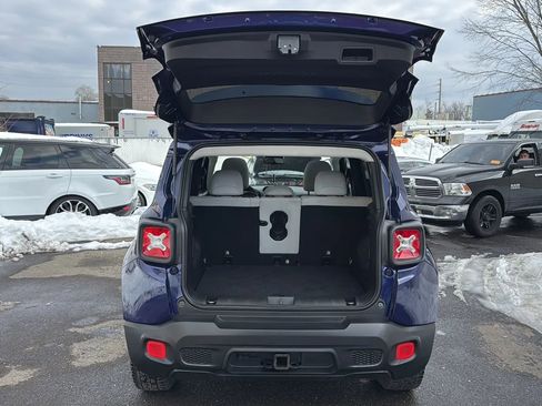 Used 2018 Jeep Renegade Latitude w/ Popular Equipment Group image 27