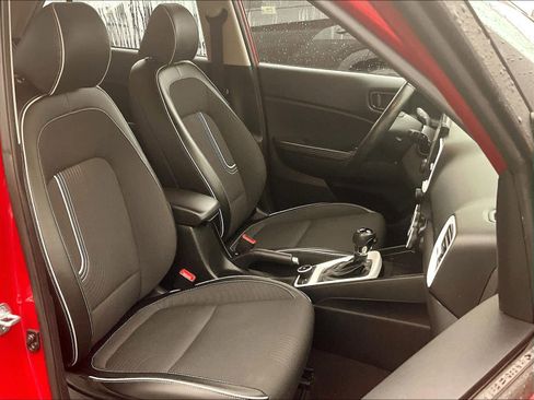 Used 2023 Hyundai Venue Limited image 11