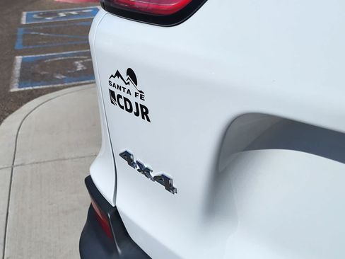 Used 2019 Jeep Cherokee Latitude Plus w/ Comfort/Convenience Group AWD/4WD image 13