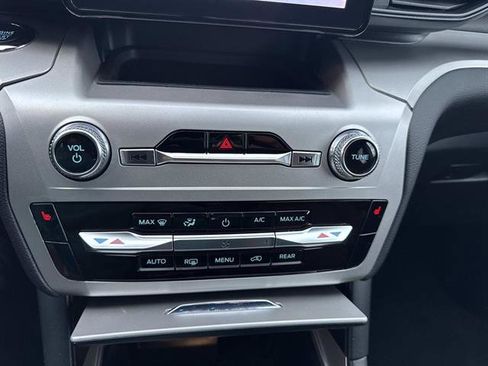 Used 2022 Ford Explorer XLT image 17