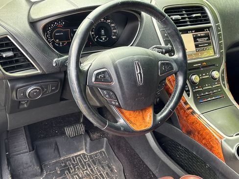 Used 2017 Lincoln MKX Reserve w/ Luxury Package AWD/4WD image 4