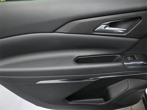 Used 2025 Chevrolet Traverse LT image 19