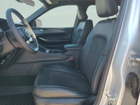 New 2025 Jeep Grand Cherokee L Altitude RWD image 28