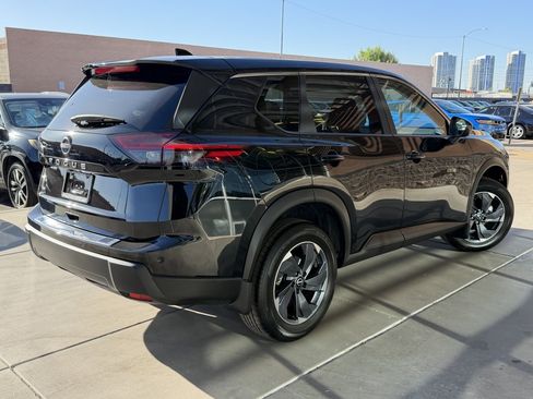 Used 2025 Nissan Rogue SV FWD image 4
