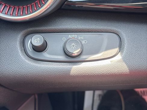 Used 2025 Chevrolet Trax RS w/ Sunroof Package image 23