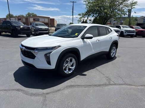 New 2026 Chevrolet Trax LS w/ LS Convenience Package FWD image 3