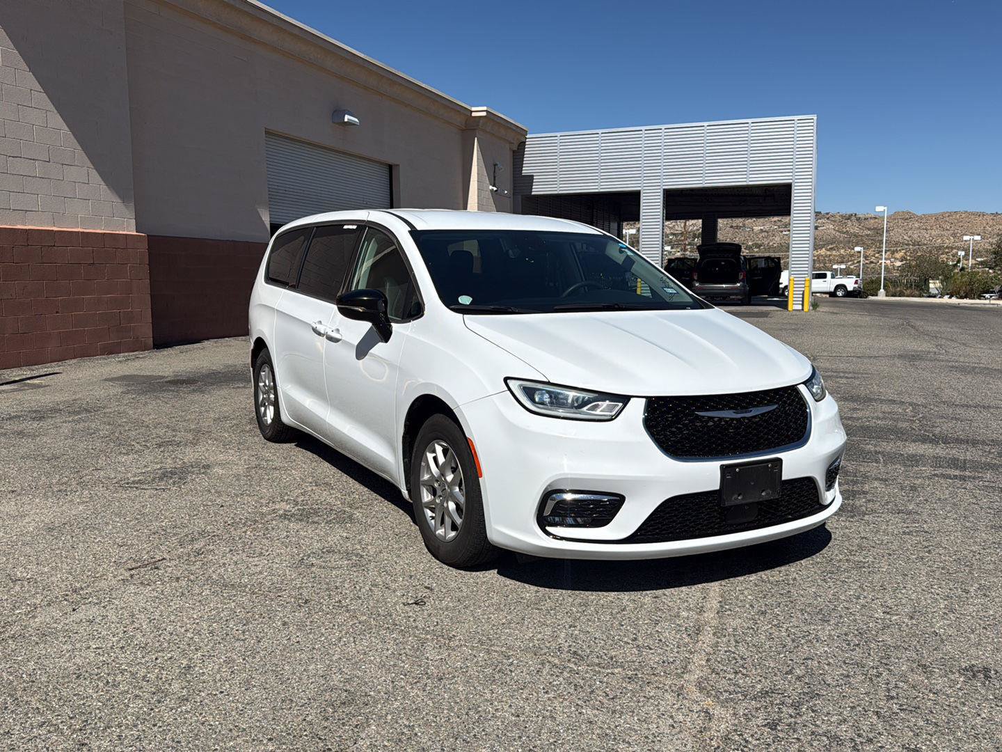 Used 2024 Chrysler Pacifica Touring-L FWD image 3