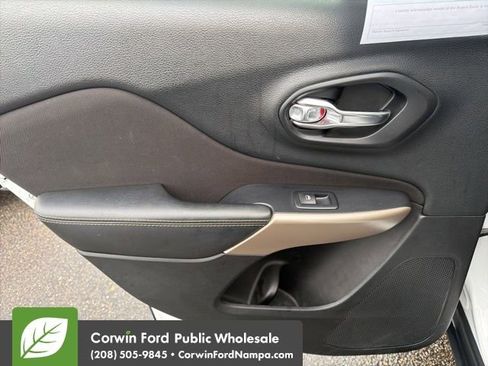 Used 2017 Jeep Cherokee Latitude image 28