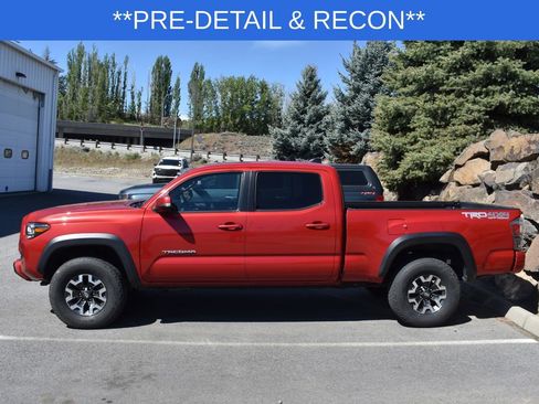 Used 2020 Toyota Tacoma TRD Off-Road w/ TRD Premium Off Road Package AWD/4WD image 2