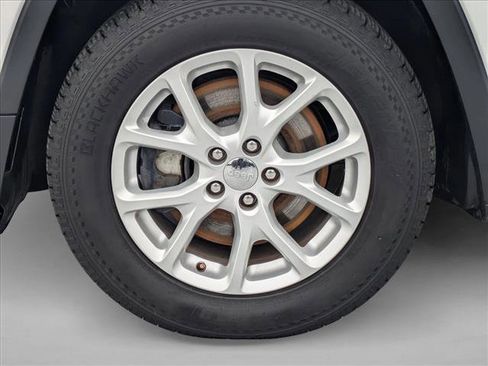 Used 2018 Jeep Cherokee Latitude Plus w/ Comfort/Convenience Group image 25