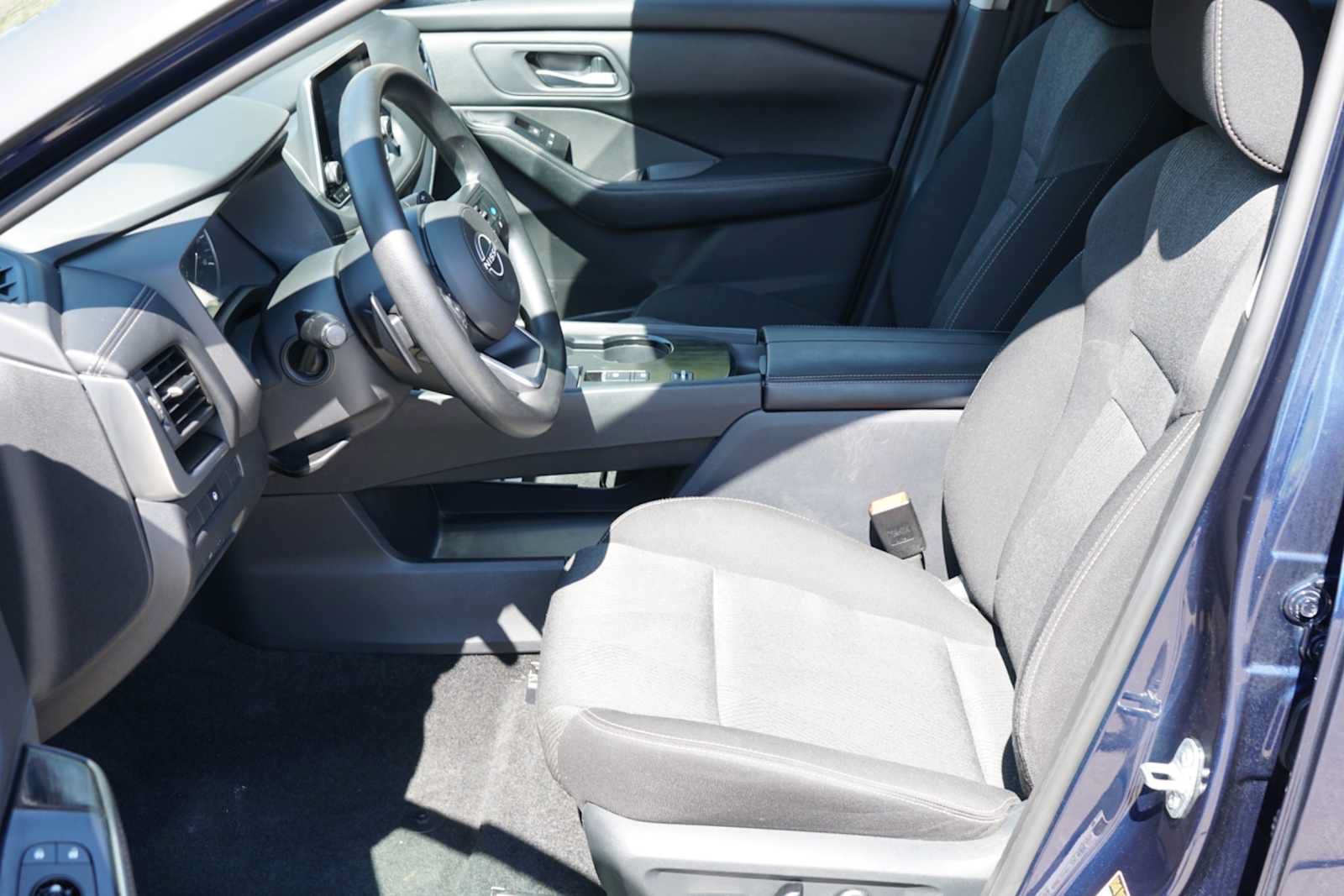 Used 2024 Nissan Rogue SV FWD image 7