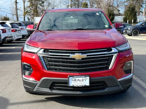 Used 2023 Chevrolet Traverse LT image 2