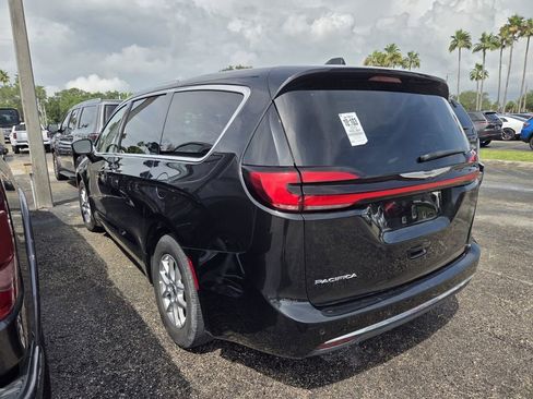 Used 2023 Chrysler Pacifica Touring-L FWD image 4
