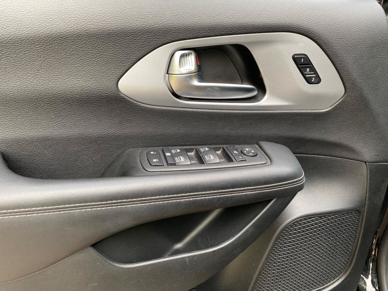 Used 2025 Chrysler Pacifica Limited FWD image 27