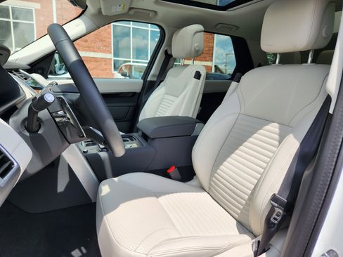 Used 2025 Land Rover Discovery S image 8