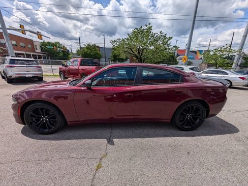 Used 2017 Dodge Charger SE w/ Blacktop Package RWD image 9