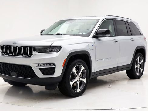 Used 2023 Jeep Grand Cherokee 4WD 4xe image 2