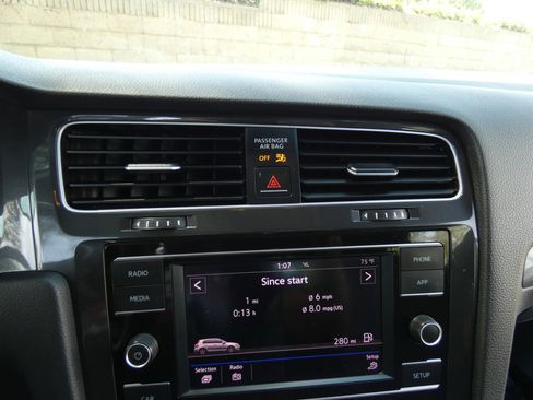 Used 2018 Volkswagen Golf S image 59